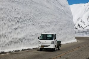 Lire la suite à propos de l’article Tateyama Kurobe Alpine Route, une expérience incontournable au Japon : guide complet (Itinéraire, Réservation, Prix)
