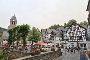 Lire la suite à propos de l’article Visiter Monschau en 1 jour : la plus belle petite ville d&rsquo;Allemagne ? (Guide 2026)
